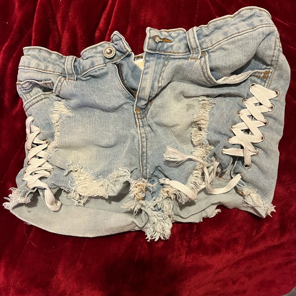 Super cute white sting tied shorts